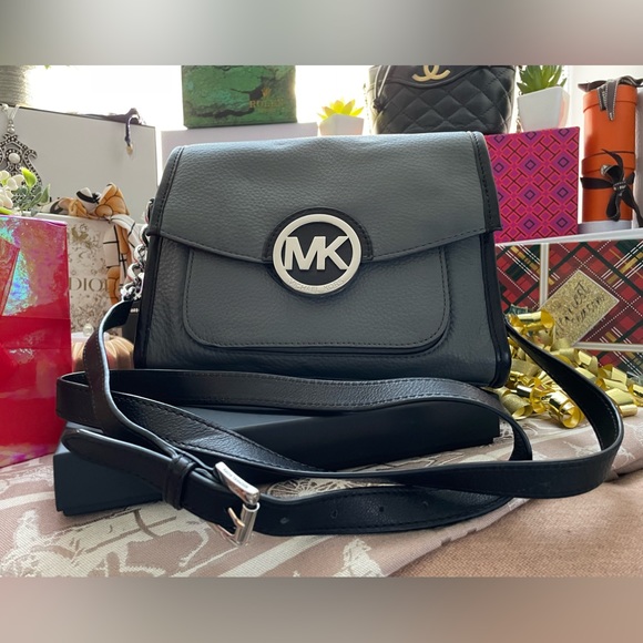 Michael Kors Handbags - ✨TRADE🎉 MK Gray w/Black Trim Leather Crossbody Bag, Silver Hardware EUC